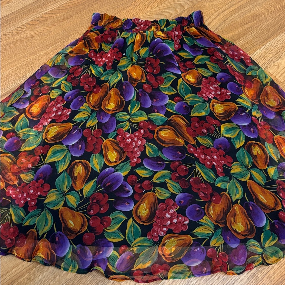 Vintage 1980’s MODA INT’L floral multicolor fruit pattern midi skirt. Size S.